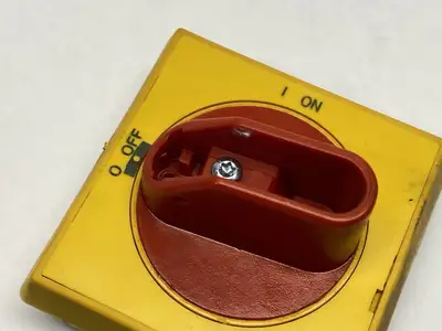 OHYS2RJ | ABB  Operator Selector Handle Red/Yellow LOT OF 2 MISSING LATCH - Used