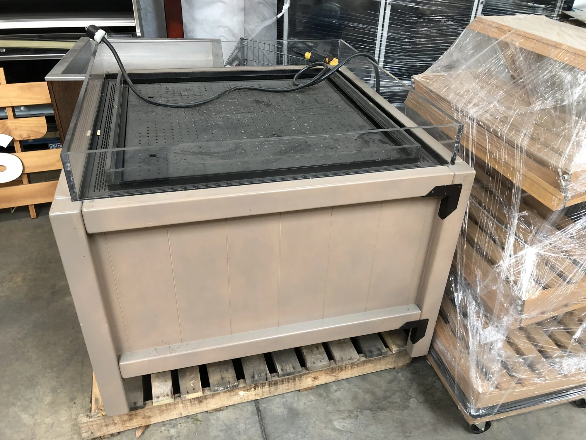 Refrigerated 4’x4′ produce display  110v