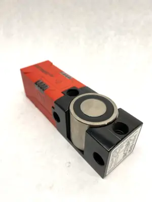 USED EUCHNER EUCHNER CEM-I2-AR-M-C40-SH-113739 SAFETY SWITCH