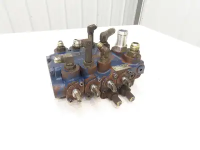 Toyota 67730-15301-71-B Hydraulic 4-Spool Forklift Mast Control Valve Off 5FBE15
