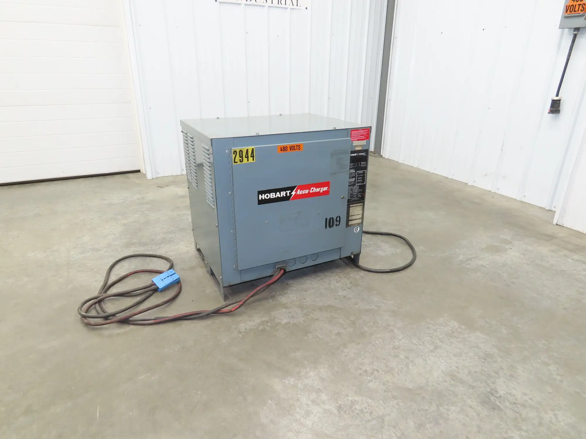 Hobart 725C324 Forklift Battery Accu-Charger 48V 601-725Ah 145A 208/240/480V 3Ph