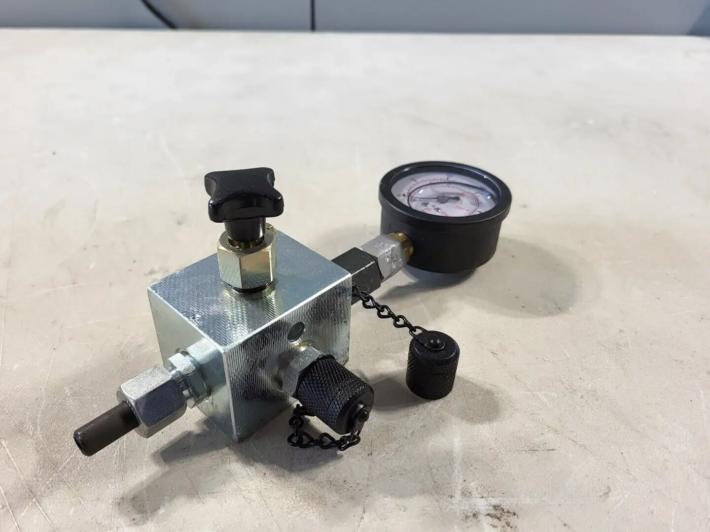 0-3700 PSI Gauge with Metering Block