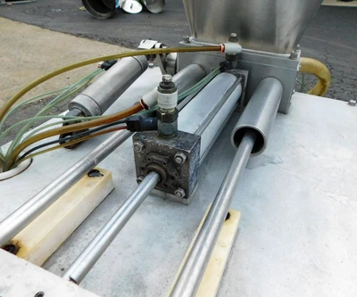 USED GEYER TWIN PISTON FILLER TWIN PISTON