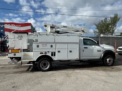 Used 2017 VERSALIFT SST40EIH-02 Bucket (boom) trucks Florida US | Truck and Van Outlet #1509170