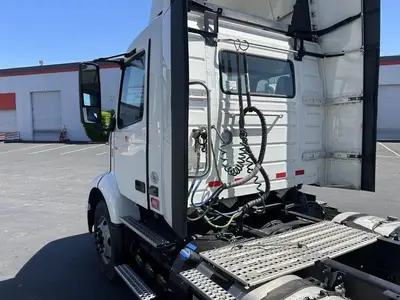 USED 2022 VOLVO VNR42T300