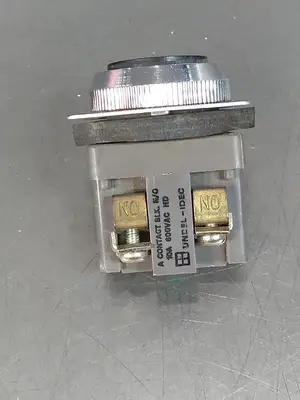 IDEC 604450-R Undel Buttons & Switch Loc4E5