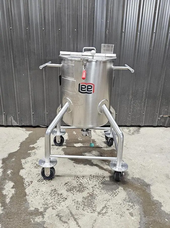 Used LEE INDUSTRIES INC. 25 "DBT" Stainless Steel Tanks Quebec CA | Carter-Wilson Equipment Services #914520