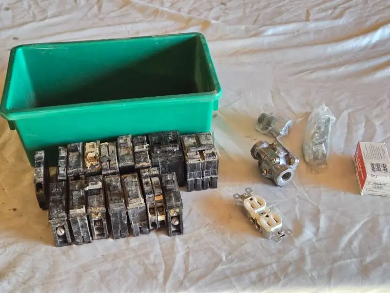 General Electric Circuit Breakers, Electrical Parts and Accessories - Unkown Condition