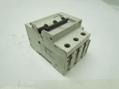 SIEMENS 5SX2 B40 40A 3 pole circuit breaker
