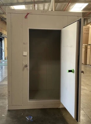 171-0075 4’ x 6’ Walk In Freezer Box with Floor