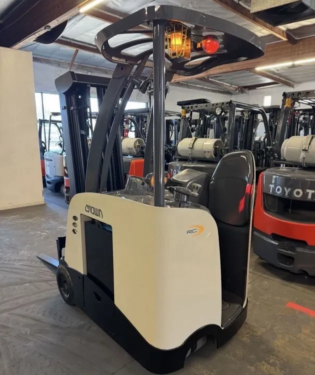 Used 2020 CROWN RC5530-30 3-Wheel Stand up Electric Counterbalance Forklifts California US | California Material Handling #725233