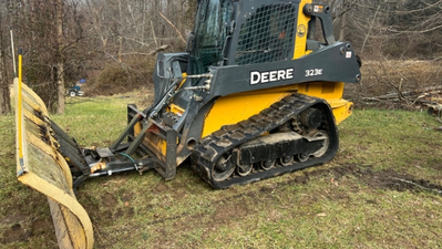 USED 2017 Deere 323E