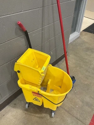 Rubbermaid mop and bucket