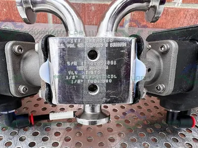 USED 2 ITT ADVANTAGE 3 WAY STAINLESS STEEL DIAPHRAGM VALVES W/ VALVE POSITIONER
