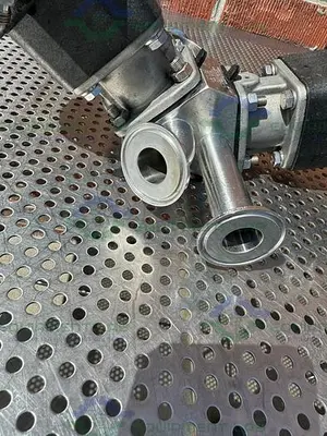 USED 2 ITT PURE FLO ADVANTAGE STAINLESS STEEL DIAPHRAGM VALVE W/ 1" SANITARY FITTINGS