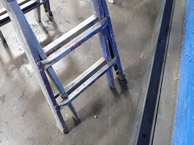 8 Steps / 300 Lbs Ladder