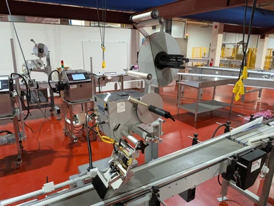 Universal Top and Bottom Label Applicator with Top-and-Bottom Transport Conveyor