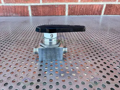 USED SWAGELOK SS-45S8 TWO WAY STAINLESS STEEL BALL VALVE W/ 3/4" OD THREADED FITTING