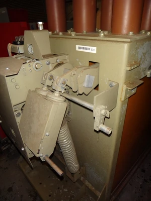 General Electric AM-13.8-1000-3H Magne Blast Circuit Breaker