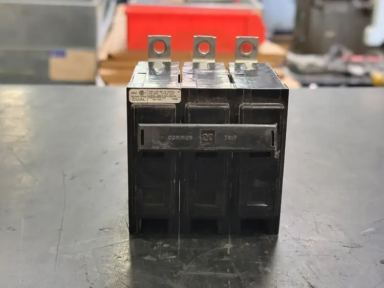 Used CHALLENGER CBB320 Switchgears British Columbia CA | Lenmark #241712
