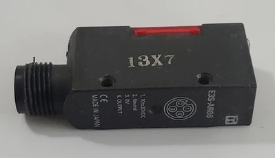 USED Omron E3S-AR86