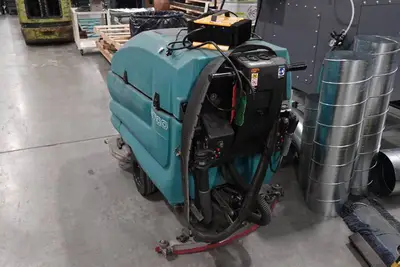 Tennant 5700 Electric Walk Behind Floor Scrubber