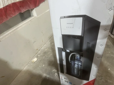 Used FRIGIDAIRE HOT AND COLD WATER DISPENSER Beverage Dispensers Michigan US | Miedema Asset Management Group #1322226