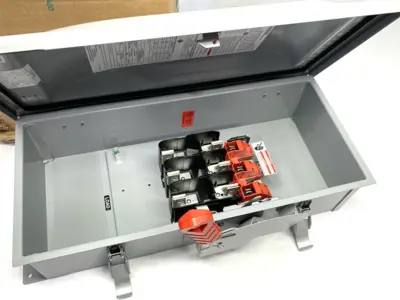USED SIEMENS LOW-VOLTAGE HEAVY DUTY SAFETY SWITCH 3-POLE 3-FUSE 100A 600V