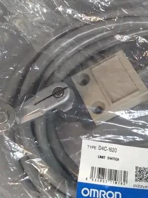 Omron D4C-1620 D4C1620 Proximity Switch Loc5D14
