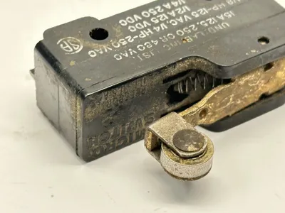 BZ-2RW822 | MicroSwitch  Limit Roller Switch 15A 125/250/480VAC 7203 - Used