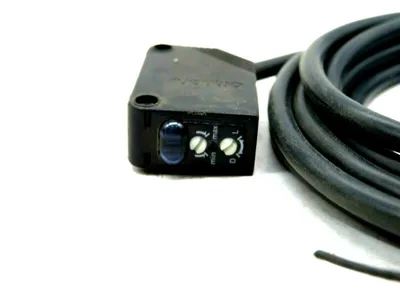 NEW OMRON E3Z-D82 PHOTOELECTRIC SWITCH 12 TO 24 E3ZD82