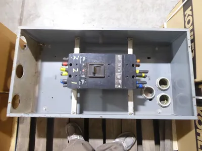 Westinghouse SNB 1200A Enclosed Circuit Breaker NC31200F w/ 1000A Plug Used