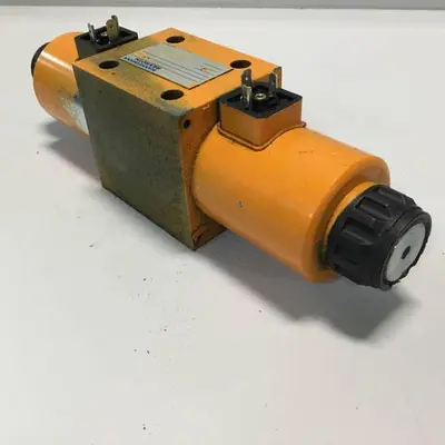 USED MANNESMANN REXROTH 4WE10E6732CG24N9Z4T08