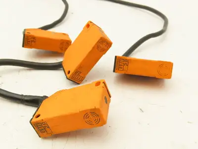 IFM Efector IN5121 IN-3002-BPKG Proximity Sensor  Lot of 4
