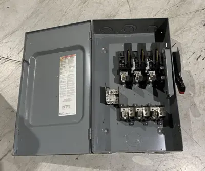 USED SCHNEIDER ELECTRIC SQUARE D SAFETY SWITCH, HEAVY DUTY, FUSIBLE, 200A, 4-WIRE 3-POLE