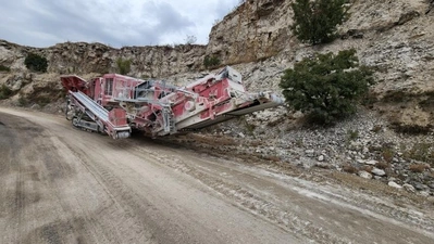 TEREX Mobie Impact Crusher with Screener (2011), full working order, visible under power