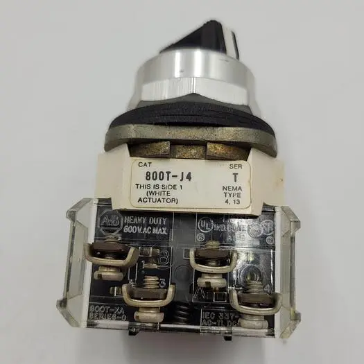 Used ALLEN BRADLEY ALLEN-BRADLEY 800T-J4 SELECTOR SWITCH Switch Parts | ND Industrial Surplus #1221562