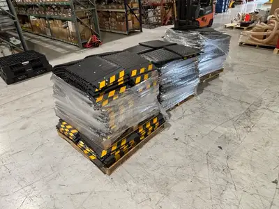 USED 2ND SHIFT LOT OF 400 FLOOR TILES, COMBINATION OF CENTERS AND EDGE PIECES.