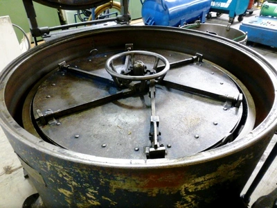 Tolhurst 40" Center-Slung chip wringer.