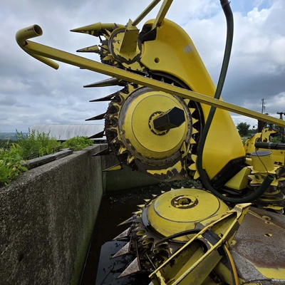 JOHN DEERE 8800 chopper | Iron Listing (40)
