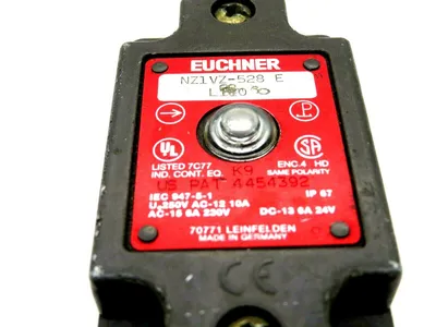 USED EUCHNER NZ1VZ-528-E SAFETY SWITCH NZ1VZ528E