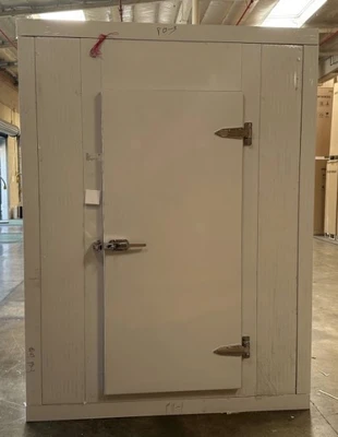 171-0075 4’ x 6’ Walk In Freezer Box with Floor