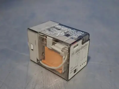 NEW ALLEN BRADLEY 700HA32A1