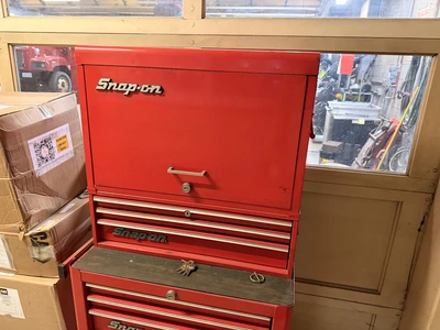 Used SNAP-ON 3 TOOL BOX SET INCLUDES ROLL AROUND, AND 2 ADDITIONAL STACKED TOOL BOXES. Tool Box Michigan US | Miedema Asset Management Group #1353219