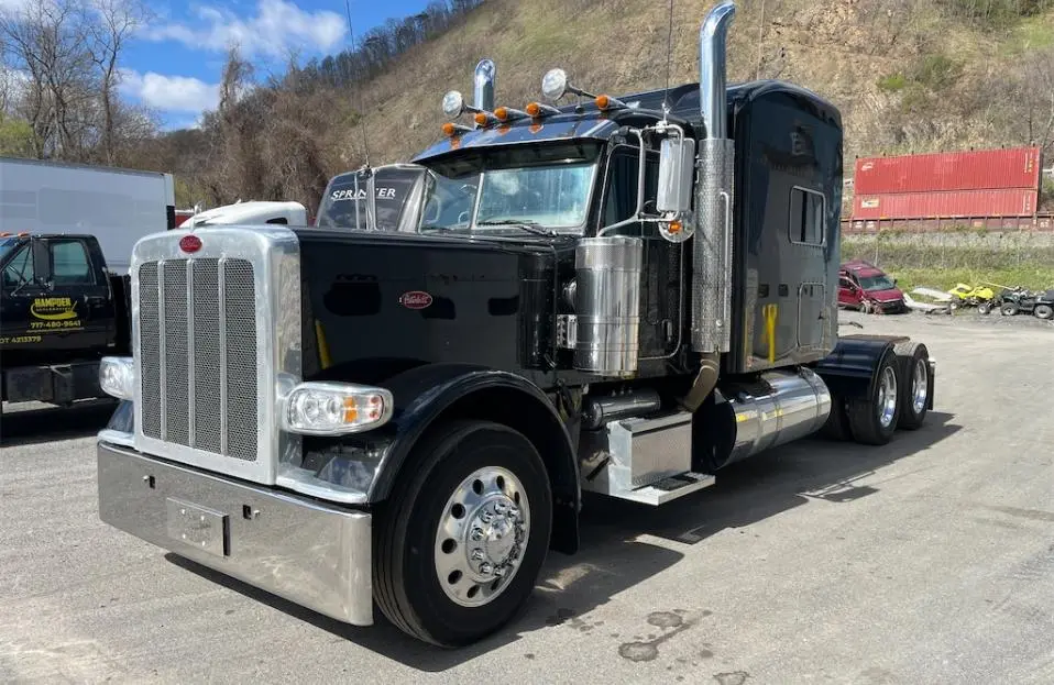 USED 2023 PETERBILT 389