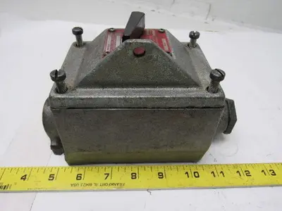CROUSE HINDS EFDC 31105 120/240 VAC Explosionproof Circuit Breaker 20A  1" Hubs