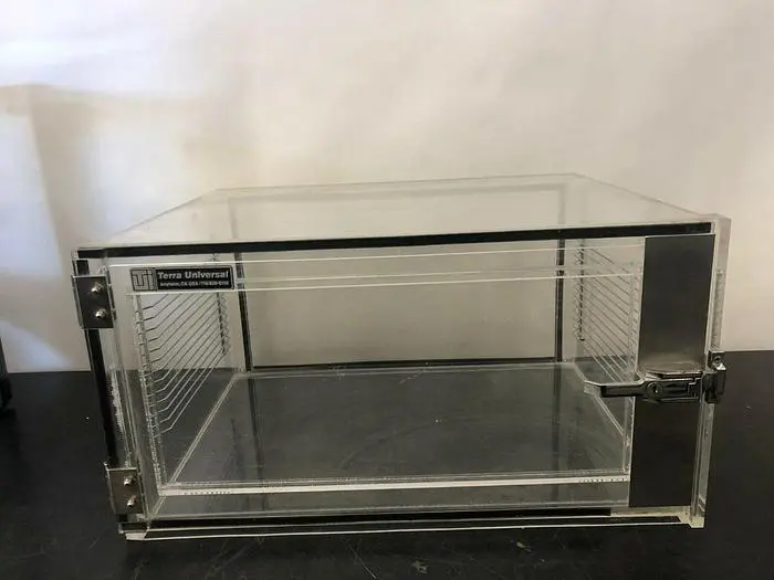 TERRA UNIVERSAL 23''x17''x12'' DESICCATOR