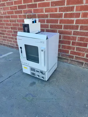 USED YAMATO DP32 VACUUM OVEN 250°C, 1 CU. FT. W/ KNF UN820.3FTP IP44 DIAPHRAGM PUMP