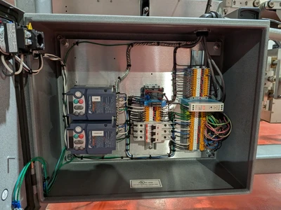 Universal Top and Bottom Label Applicator with Top-and-Bottom Transport Conveyor