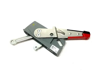 USED SIEMENS FLANGE MOUNTED DISCONNECT HANDLE RED/BLACK, METAL BODY